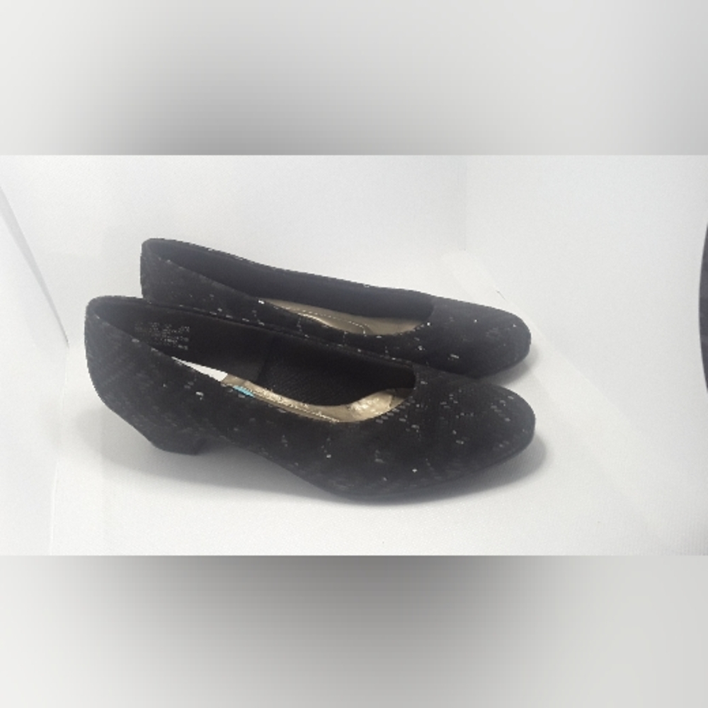 NWT black pumps